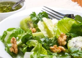 طريقة عمل سلطة خضراء بالكيوي والجوز
