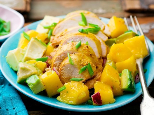 طريقة عمل سلطة الدجاج بالمانجو