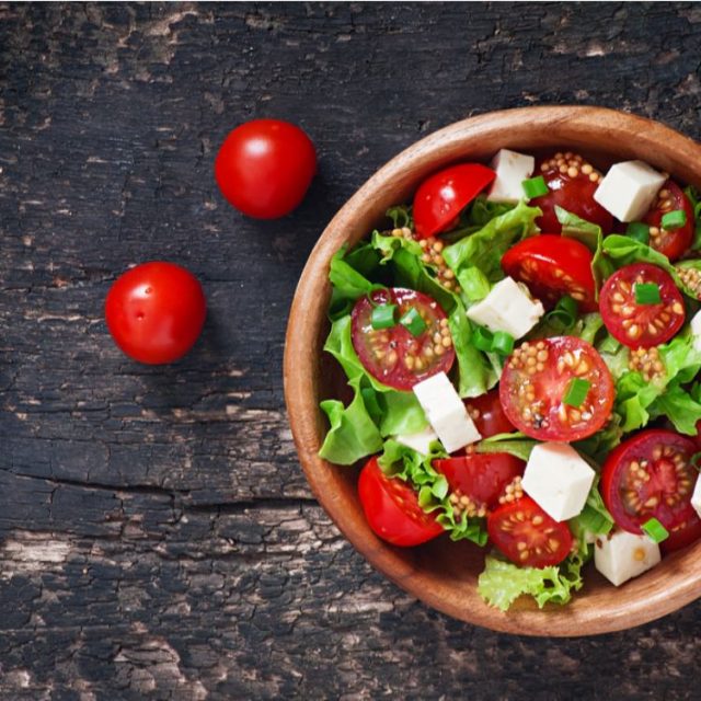 طريقة عمل سلطة الطماطم بالجبن الأبيض