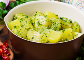 طريقة عمل سلطة البطاطس بالبستو