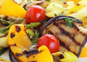 طريقة عمل صينية الخضار المشوية مع الروزماري