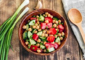 طريقة عمل سلطة الحمص بالخضار