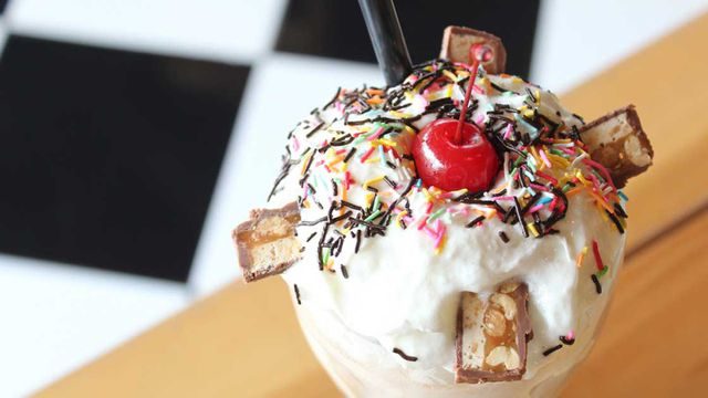 طريقة عمل ميلك شيك سنيكرز