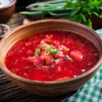 طريقة عمل شوربة الملفوف الأحمر بالطماطم