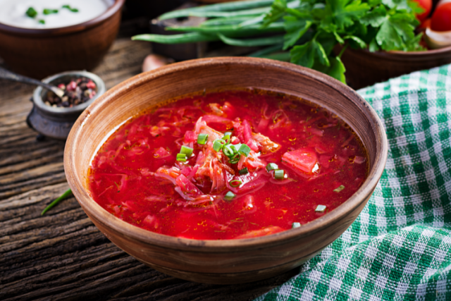 طريقة عمل شوربة الملفوف الأحمر بالطماطم