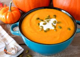 طريقة عمل شوربة القرع بالتفاح الأخضر والجزر