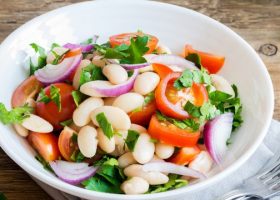 طريقة عمل سلطة الفاصوليا البيضاء بالطماطم