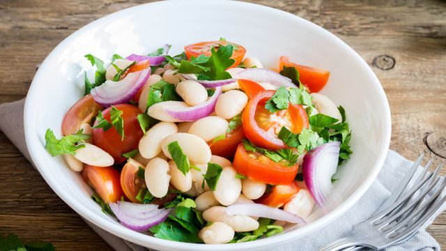 طريقة عمل سلطة الفاصوليا البيضاء بالطماطم