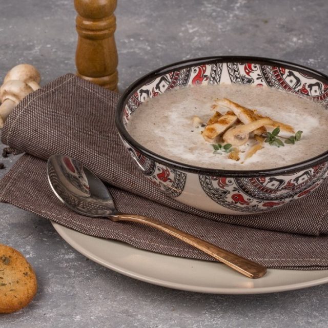 طريقة عمل شوربة الفطر والدجاج المشوي