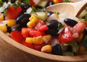 طريقة عمل سلطة الذرة مع الفاصوليا المكسيكية