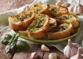 طريقة عمل خبز الثوم بالريحان