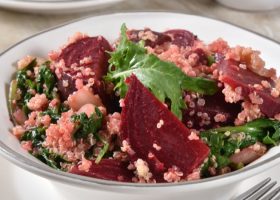 طريقة عمل سلطة الكينوا بالشمندر