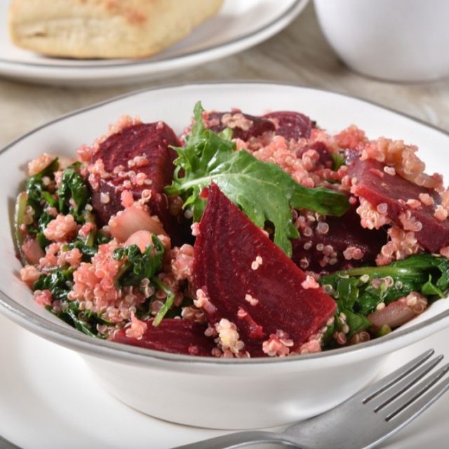 طريقة عمل سلطة الكينوا بالشمندر