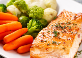 طريقة عمل سمك فيليه مشوي مع الجزر والبروكلي