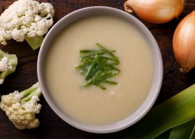 طريقة عمل شوربة القرنبيط مع الكراث