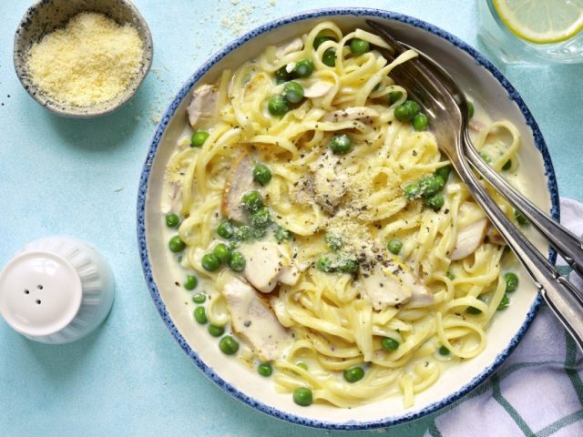 طريقة عمل باستا بالدجاج والبازيلا