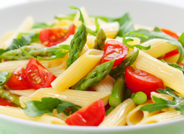 طريقة عمل سلطة باستا مع الجرجير والهليون