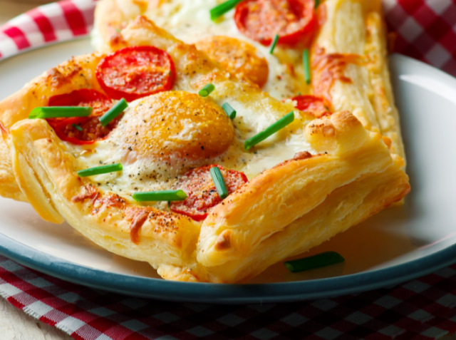 طريقة عمل فطائر البف باستري بالبيض والجبن