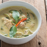 طريقة عمل شوربة الدجاج بالكاري وحليب جوز الهند