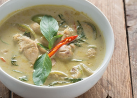 طريقة عمل شوربة الدجاج بالكاري وحليب جوز الهند