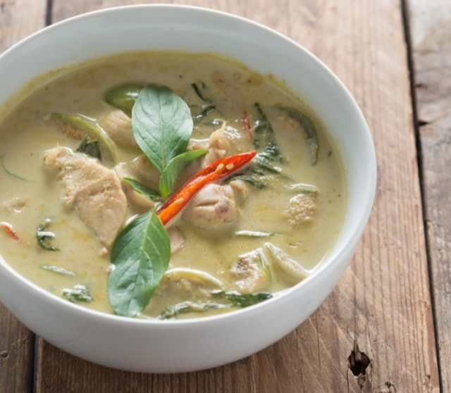 طريقة عمل شوربة الدجاج بالكاري وحليب جوز الهند