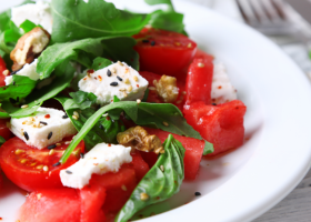 طريقة عمل سلطة الطماطم بالريحان وجبن الفيتا