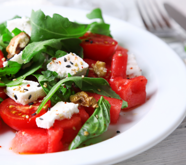 طريقة عمل سلطة الطماطم بالريحان وجبن الفيتا