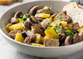 طريقة عمل لحم مشوي مع البطاطس