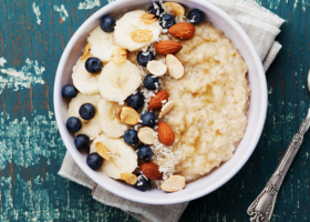 طريقة عمل شوفان بالموز والبلوبيري واللوز