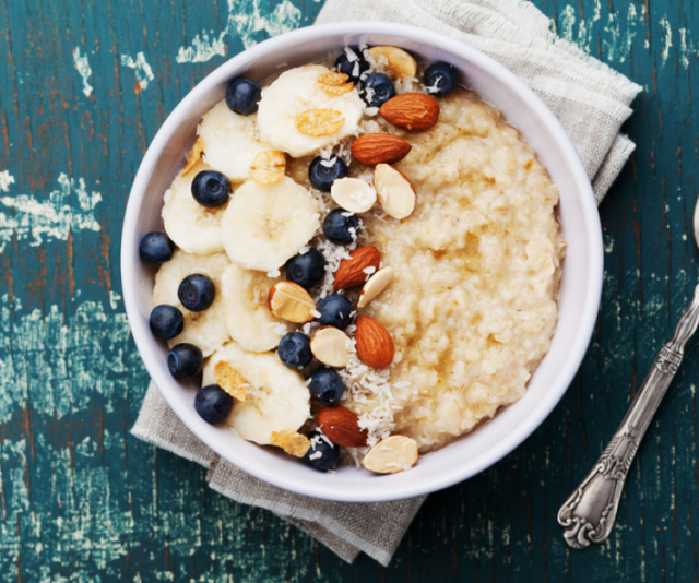 طريقة عمل شوفان بالموز والبلوبيري واللوز