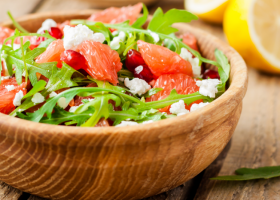 طريقة عمل سلطة الجريب فروت بالجرجير