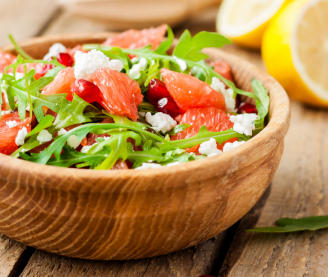 طريقة عمل سلطة الجريب فروت بالجرجير