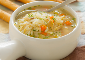 طريقة عمل شوربة الأرز بالدجاج والشبت