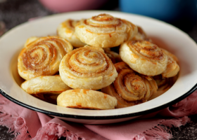 طريقة عمل لفائف القرفة المقرمشة