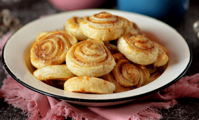 طريقة عمل لفائف القرفة المقرمشة