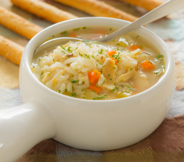 طريقة عمل شوربة الأرز بالدجاج والشبت