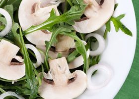 طريقة عمل سلطة الجرجير بالفطر والبصل