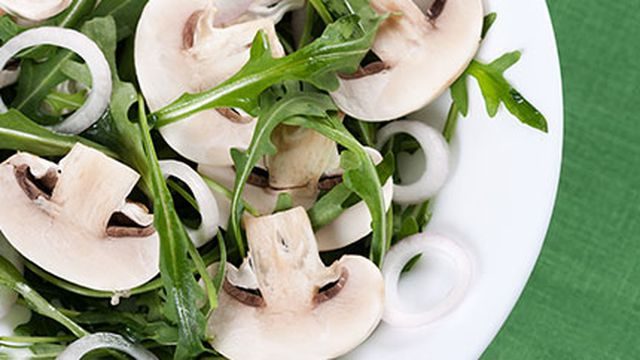 سلطة الجرجير بالفطر والبصل