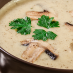 طريقة عمل شوربة الفطر بالبستو