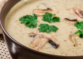 طريقة عمل شوربة الفطر بالبستو