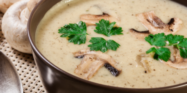 طريقة عمل شوربة الفطر بالبستو