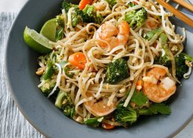 طريقة عمل مكرونة بالروبيان والخضار