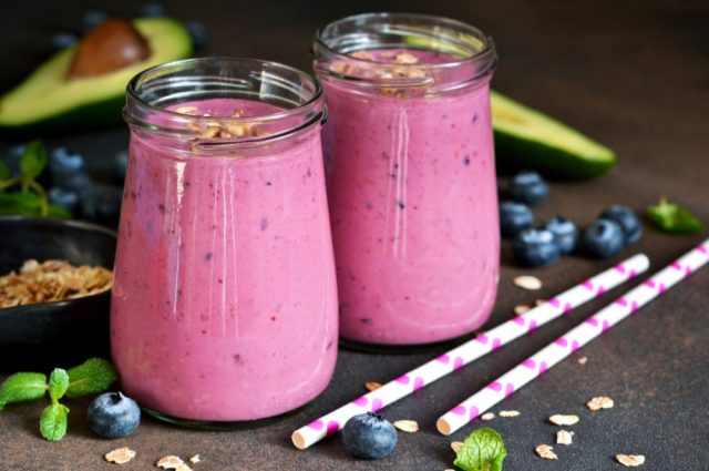 طريقة عمل سموذي التوت البري بالشوفان