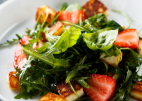 طريقة عمل سلطة الجبن الحلوم بالفراولة والسبانخ