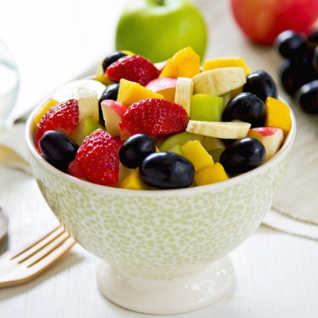 طريقة عمل سلطة فواكة بصلصة الموز