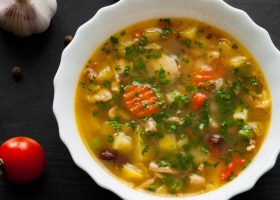 طريقة عمل شوربة الكينوا بالخضار