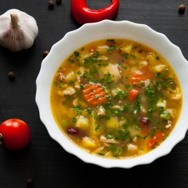 طريقة عمل شوربة الكينوا بالخضار