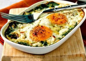 طريقة عمل طاجن السبانخ مع البيض