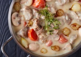 طريقة عمل لحم بالكريمة والفطر والجزر