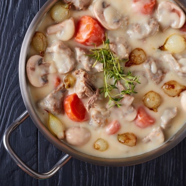 طريقة عمل لحم بالكريمة والفطر والجزر